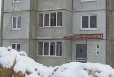 рабочий ставит окно на балконе.jpg
