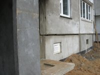 13- вид на подъезд 2 и подвал под балконом 1.JPG