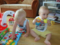 Миша-с-Нилом-пробуют-игрушки на зуб.gif