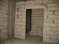 Вид из зала в корридор в маленькой двушке.jpg