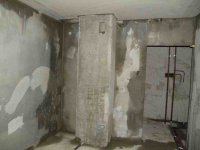 17 Кухня трешка _ стояки в углу при входе.jpg