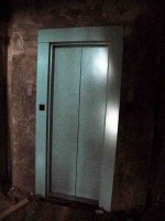 09 _ 2010.12.02_Дом 3 _ двери лифта _ температура минус 15 _ вспышка отказалась работать.jpg