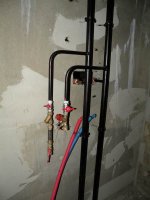 45 Стояк отопления в 3 подъезде _ подключают шаровые краны.jpg 45 Стояк отопления в 3 подъезде _ подключают шаровые краны.jpg