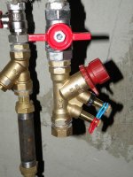 46 Стояк отопления в 3 подъезде _ подключают шаровые краны.jpg 46 Стояк отопления в 3 подъезде _ подключают шаровые краны.jpg