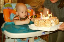 показываю, что нужно задувать свечки.JPG