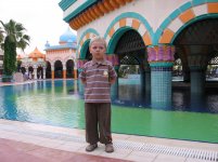 вдалеке ресторан.jpg