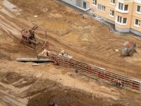 07 Монтаж опалубки под лестницу на склоне между домом 3 и домом 6 _ вид из окна 8 этажа 1 подъез.jpg