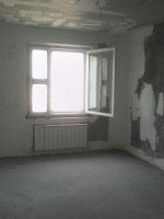 1 - Дальняя комната с окнами на дорогу - фото из коридора.JPG