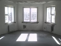 9 - Дальняя стена зала с окнами видом во двор - фото из проема двери.JPG