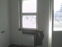 12 - Окно и часть балкона кухни на дальней стены с видом во двор - фото из проема двери в кухню.JPG