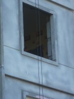 с обраной стороны дома окна не везде стоят, хотя обои поклеены внутри.jpg
