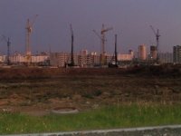 вид с остановки на дом (дом там где черные сваебойки).JPG