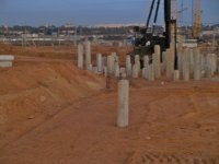 вид с правого конца (от кольцевой) на котлован и сваи.JPG