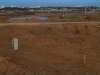 это левый край котлована (на заднем плане дорога на Жданы).JPG