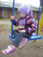 Майя на качельках.JPG