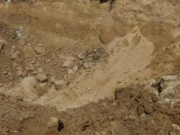 огромная яма возле дома, наверное для коммуникаций.JPG