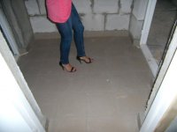 плитка в тамбуре уже лежит.JPG