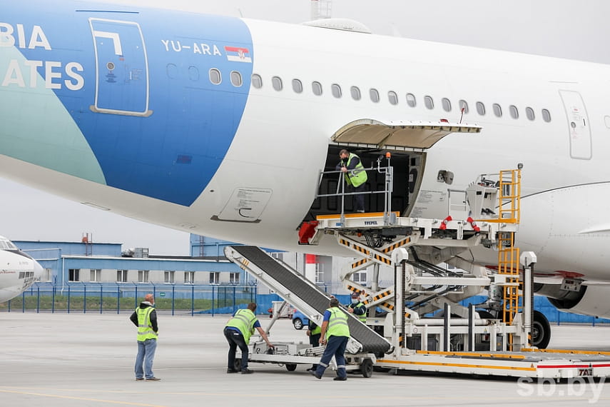 В Минск прилетели два самолета из Сербии с гуманитарным грузом 14