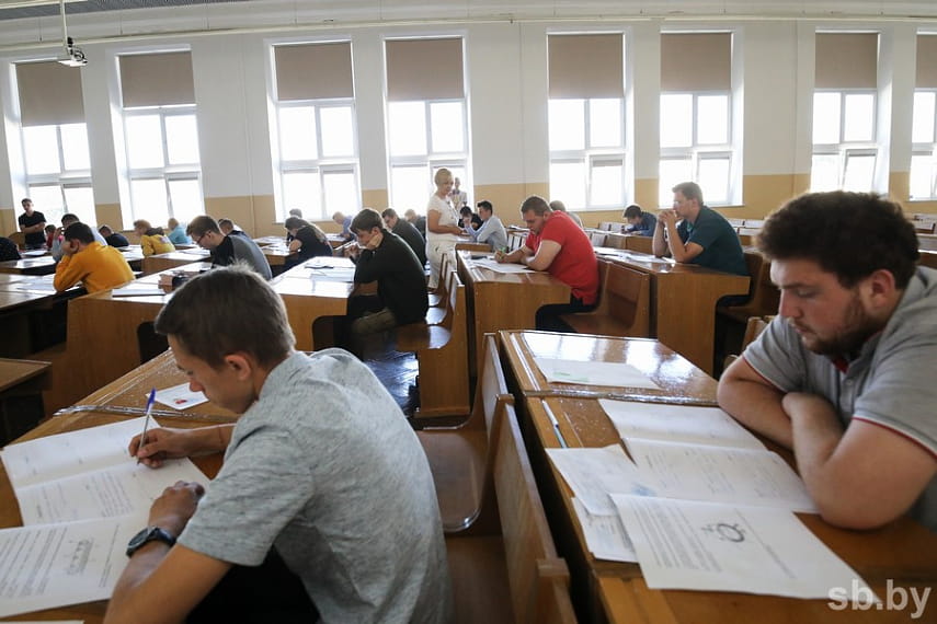 40 абитуриентов в БГАТУ воспользовались правом сдать письменные экзамены вместо ЦТ по физике, математике и иностранному языку 12