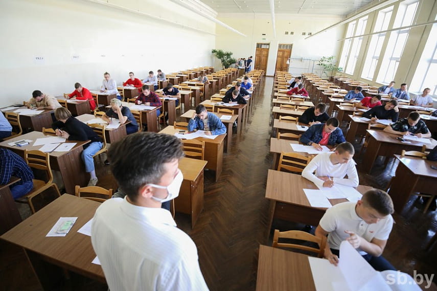 40 абитуриентов в БГАТУ воспользовались правом сдать письменные экзамены вместо ЦТ по физике, математике и иностранному языку 15