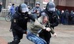 В Минске силовики применили светошумовые гранаты против протестующих 15