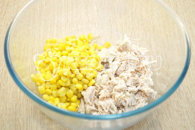 В миску мелко нашинковать отварное куриное филе и добавить консервированную кукурузу.