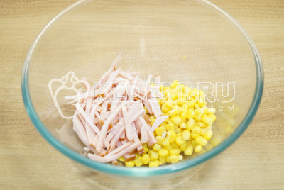 В миску нарезать соломкой ветчину и добавить кукурузу.