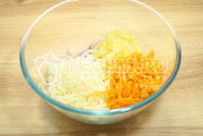 Добавить тертый сыр, кубиками нарезанные ананасы и острую морковь по-корейски.