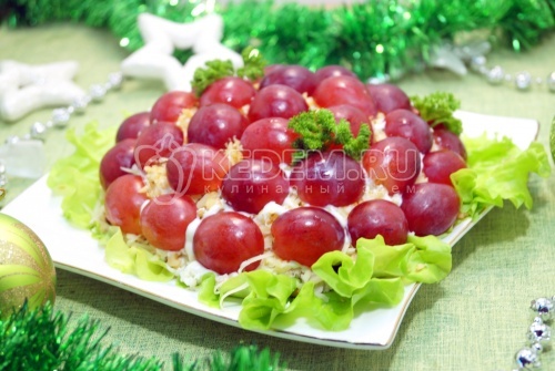 Салат с виноградом «Новогодний шарм» 1