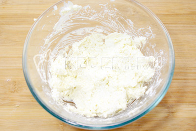 Яйца отварить в крутую. Натереть на мелко терке и сложить в миску.Добавить тертый сыр, тертый чеснок и майонез. Хорошо перемешать