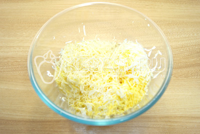 В миску натереть сыр и яйца на мелкой терке.
