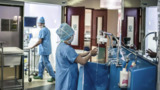 Во Франции провели первую в мире операцию по пересадке обеих рук и плеч 1