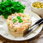 С колбасой, рыбой или грибами: топ лучших рецептов салата «Оливье» 13