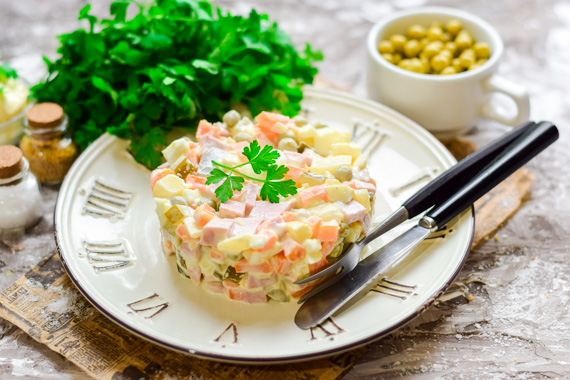 С колбасой, рыбой или грибами: топ лучших рецептов салата «Оливье» 1
