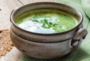Суп-пюре из крапивы, шпината и щавеля