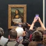В Лувре мужчина бросил в «Мону Лизу» торт 15