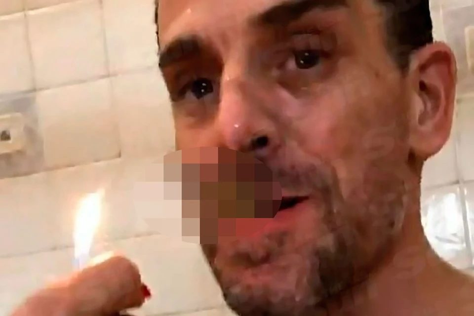 На видеозаписи обнаженный Хантер принимает душ с двумя девушками и держит трубку, предположительно набитую наркотическим веществом.