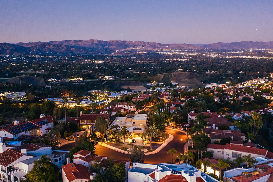 Калабасас находится в округе Лос-Анджелес, неподалеку от знаменитого Голливуда, и давно уже пришелся по нраву звездам кино