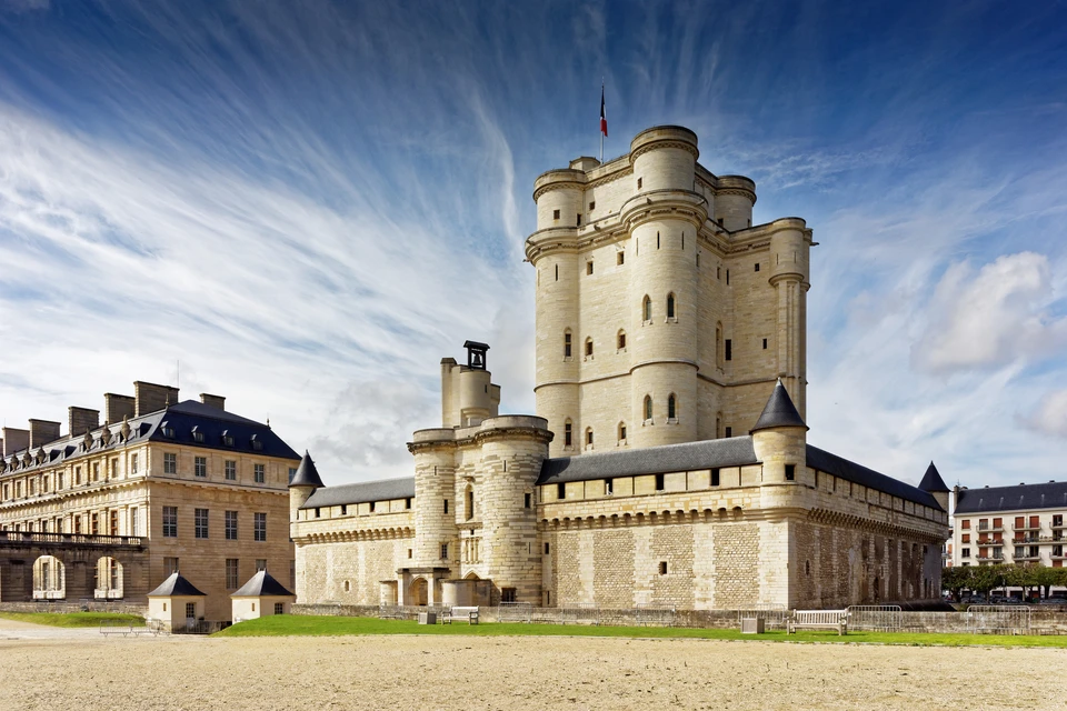 Венсенский замок расположен в одном из предместий Парижа.