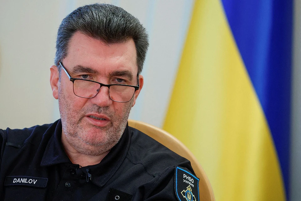 Глава СНБО Украины Данилов пристыдил тех, кто пытается свинтить из Незалежной. Но о своих детях не сказал ни слова