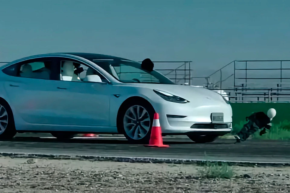 Пугающее видео тестирования автопилота Tesla на детях стало вирусным 2 В Сети появился ролик, на котором автомобиль под управлением автопилота сбивает манекен-ребенка.